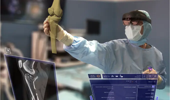 Chirurgien utilisant la réalité mixte Surgiverse pour visualiser sa planification au bloc opératoire